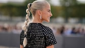 Fashion influencer Caro Daur also frequently opts for a sleek ponytail