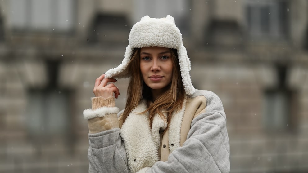 An ushanka is never inconspicuous! We'll tell you how to style the trapper hat here.