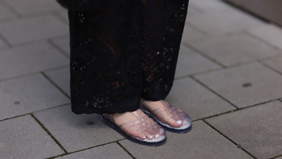 Jelly sandals, a popular footwear choice in the 1980s, have made a comeback in recent years. Known for their colorful, translucent design and flexible material, these sandals are both nostalgic and trendy. They are often made from PVC, a type of plastic that allows for a variety of vibrant colors and styles. While they are fashionable, some wearers note that jelly sandals can be less comfortable for extended wear due to their lack of breathability and support. Despite this, their playful aesthetic continues to attract a wide range of consumers, from fashion-forward individuals to those seeking a touch of retro flair.