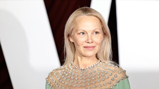 Completely transformed! Pamela Anderson no longer looks the same, surprising everyone with a new hairstyle at the 2025 Met Gala.