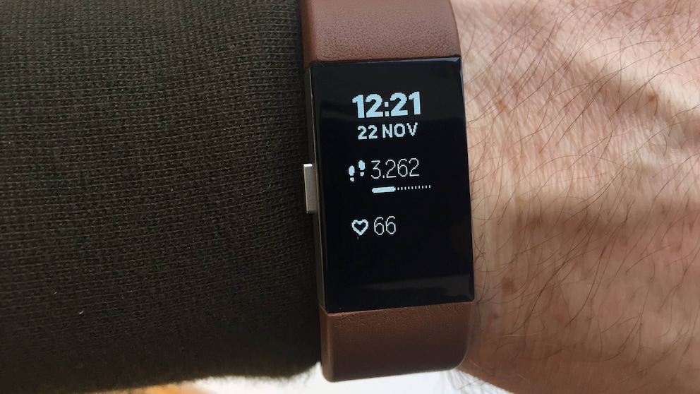 Simple Design: The Fitbit Charge 2 has a subtle appearance with its unisex look.