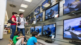 EU Directive for Halting Sales of Energy-Consuming OLED TVs (8K, etc.): Family Buying a TV