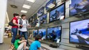 EU Directive for Halting Sales of Energy-Consuming OLED TVs (8K, etc.): Family Buying a TV