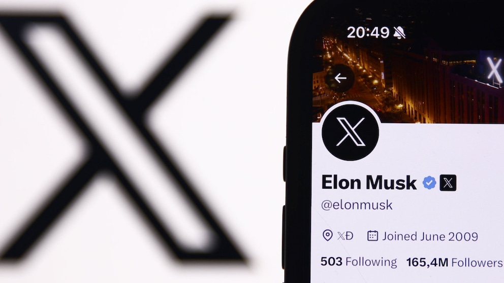 Symbolic image: Smartphone with Elon Musk's X account.