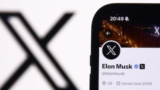 Symbolic image: Smartphone with Elon Musk's X account.