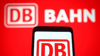 DB Route Navigator: Deutsche Bahn Logo in the Background and on Smartphone