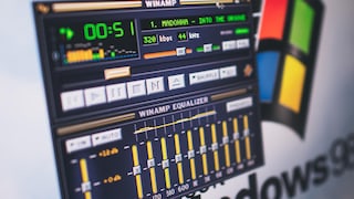 The program Winamp is playing a song.