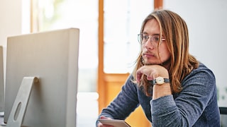 Symbolic image: Man in front of monitor