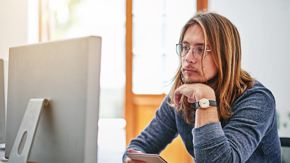 Symbolic image: Man in front of monitor