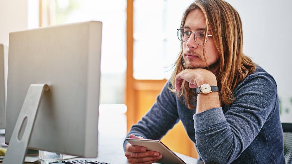 Symbolic image: Man in front of monitor