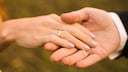 Symbolic image: Close-up of the hands of a bridal couple