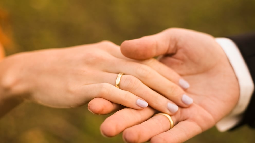 Symbolic image: Close-up of the hands of a bridal couple