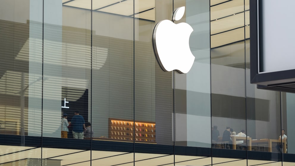 Apple Sells Various Accessories–Including a Water Bottle