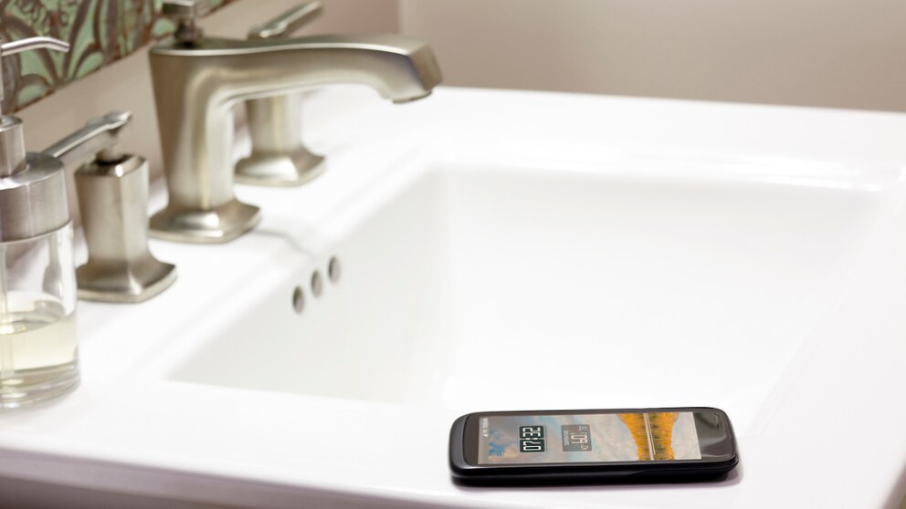 Symbolic image: Bathrooms and trains are presumably the places where a lot of smartphones are left lying around.