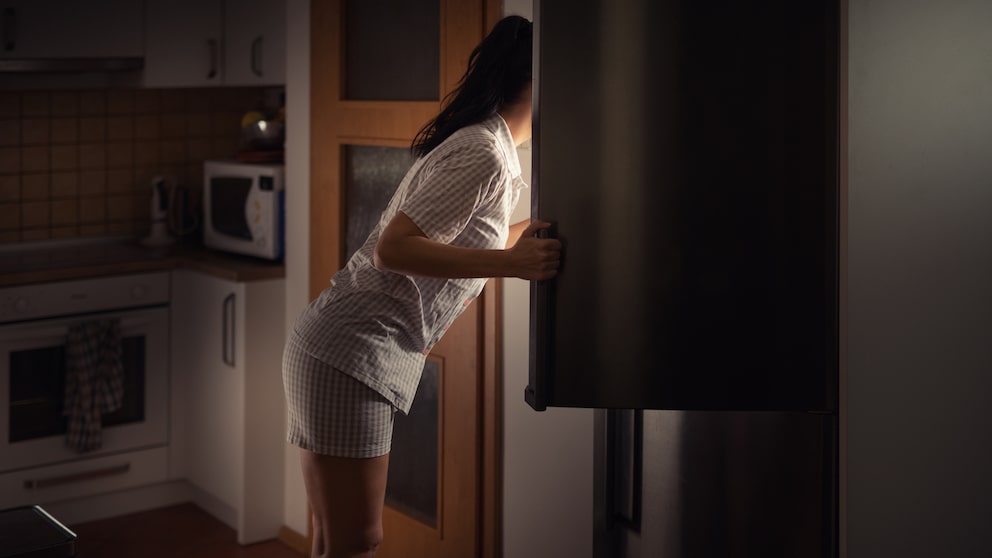 Does it affect electricity consumption whether a refrigerator is empty or full?
