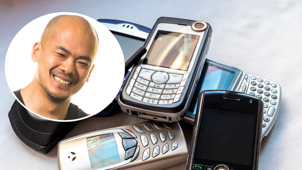 TECHBOOK editor Woon-Mo Sung next to various old push-button cell phones