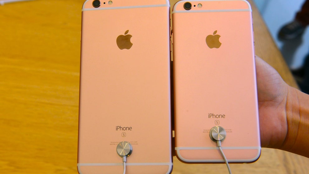 iPhone 6s and iPhone 6s Plus in the store