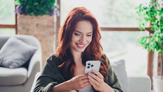 Clean up RAM: Woman with iPhone smiles