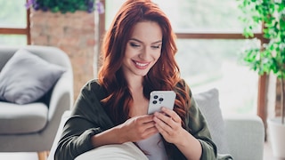 Clean up RAM: Woman with iPhone smiles