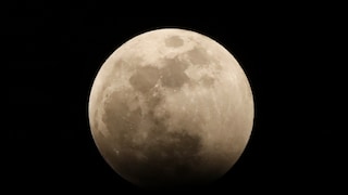 With a few tips, you can successfully photograph a total lunar eclipse with your smartphone