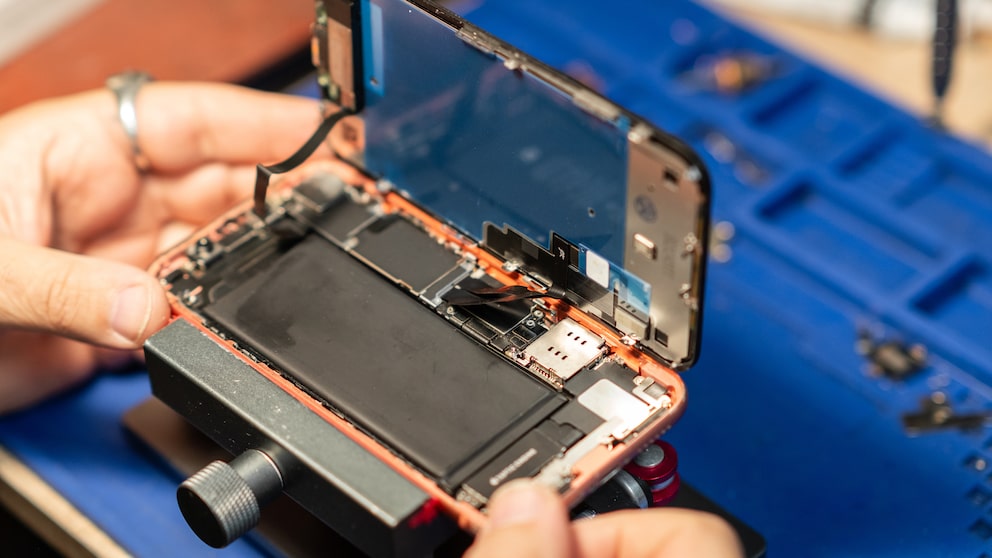 New rules for increased sustainability: Starting June 20, 2025, longer update and replacement part periods for smartphones will take effect.