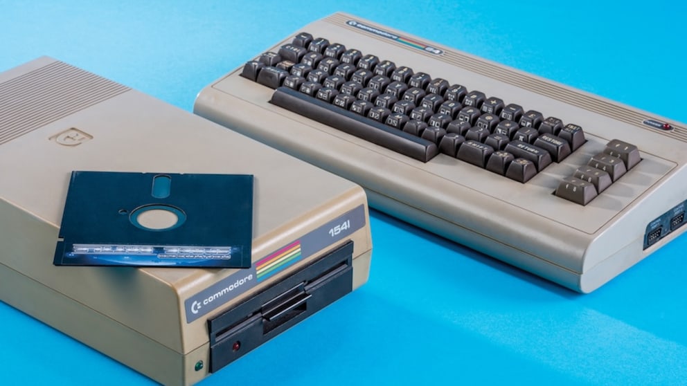 A C64 with its accompanying disk drive
