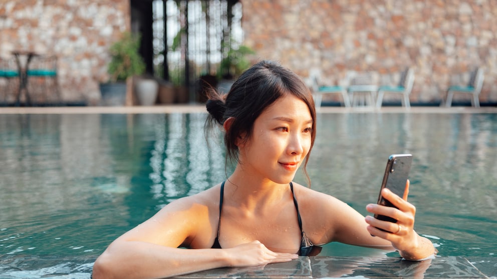 Many smartphones are labeled as water-resistant according to IP68 by manufacturers. But what does this rating actually mean?