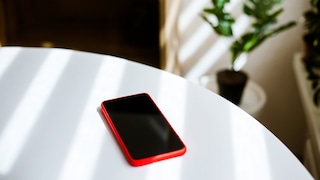 Whether at home, at work, or in a café—most of us tend to place our phones on the table. However, we should definitely avoid doing this.