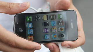 The "Antennagate" Controversy Surrounding the New iPhone 4