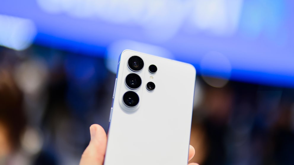 They look deceptively real but are made of counterfeit components–numerous fake Samsung phones were discovered during a raid.