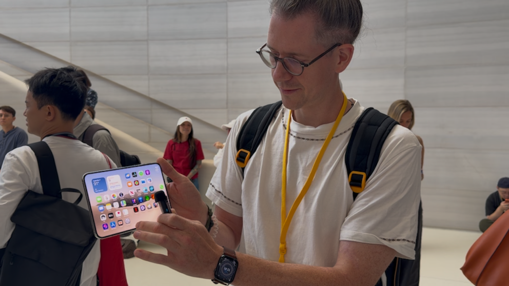 TECHBOOK Author Adrian Mühlroth with the iPhone Duo at the Apple Keynote 2026