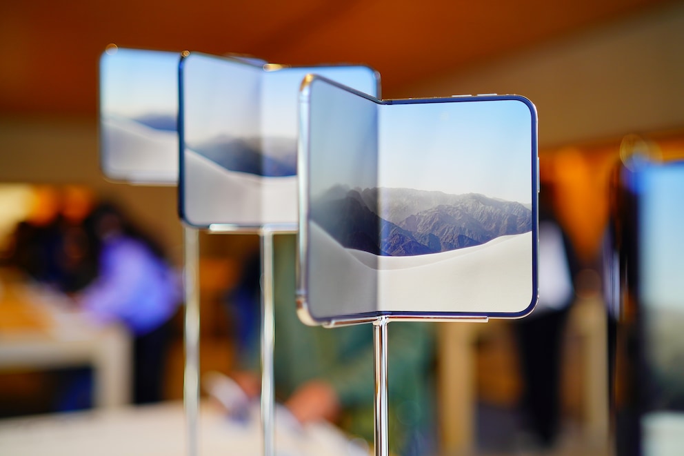 Official iPhone Accessories Make the Display Smaller