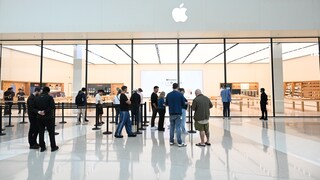 Image of a crowd of people lining up outside an Apple Store