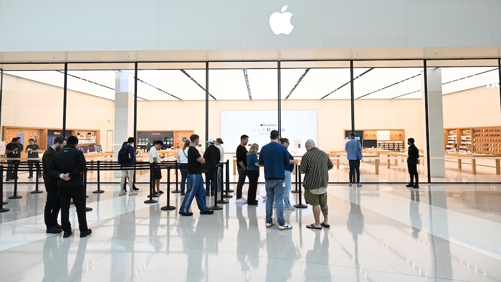 Image of a crowd of people lining up outside an Apple Store