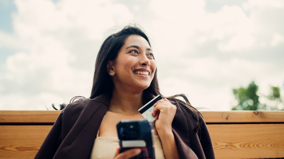 Gemini can now keep an eye out for deals for users.