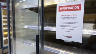 Empty refrigerated shelves behind glass doors in a supermarket. A French-language notice with the headline "INFORMATION" hangs on one of the doors. It mentions a cyberattack on a service provider responsible for remotely controlling cooling temperatures. As a result, affected products have been removed from sale. At the bottom of the notice is the Intermarché logo.