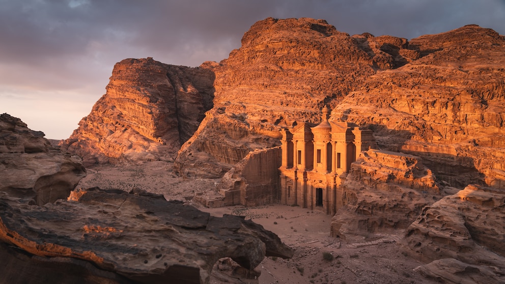 View of the Ad Deir facade: The rock city of Petra effortlessly captivates its viewers.
