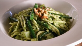 Pesto alla Genovese is something almost everyone has tried. With this recipe, you can successfully make the delicious pesto at home.