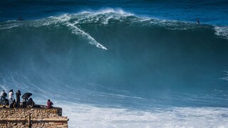 Giant Waves in Portugal