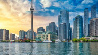 The Toronto skyline featuring its landmark, the CN Tower