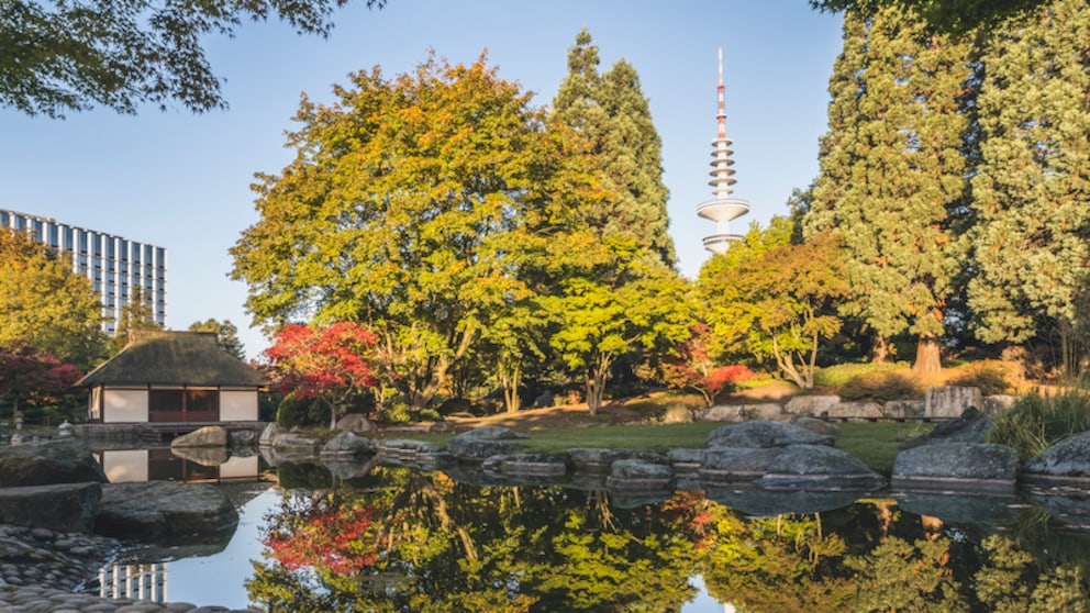 Parks in Germany: View of Pond with Tea House in Planten un Blomen, Hamburg