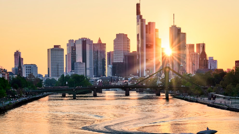 Rhine-Main excursions: View of the Frankfurt skyline