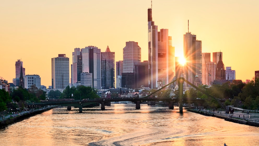 Rhine-Main excursions: View of the Frankfurt skyline