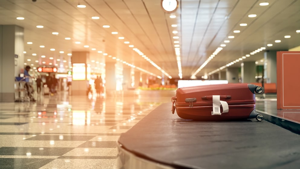 Lost suitcase baggage carousel