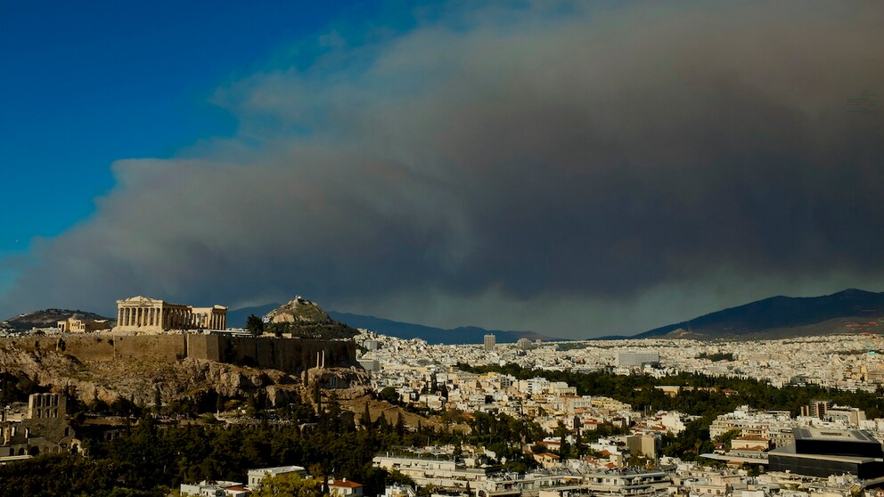 Fear of forest fires as a reason for cancelation? Just a few kilometers northeast of the Greek capital Athens, the fire department is fighting countless fires over an area of around 200 square kilometers