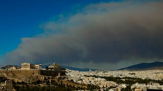 Fear of forest fires as a reason for cancelation? Just a few kilometers northeast of the Greek capital Athens, the fire department is fighting countless fires over an area of around 200 square kilometers