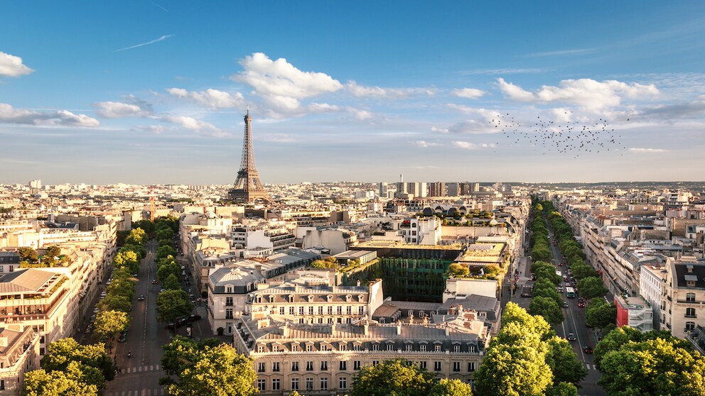 The smog has plunged the Eiffel Tower into a gray haze. Even if you stand on the nearby Place de la Concorde, you can barely make out half of the Parisian landmark.