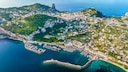 From Monte Solaro on Capri you have a wonderful view of the famous Faraglioni, the famous rock formations. There is hardly a more beautiful place on the island