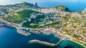 From Monte Solaro on Capri you have a wonderful view of the famous Faraglioni, the famous rock formations. There is hardly a more beautiful place on the island