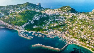 From Monte Solaro on Capri you have a wonderful view of the famous Faraglioni, the famous rock formations. There is hardly a more beautiful place on the island